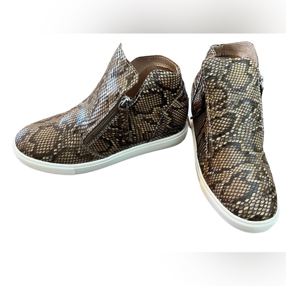 NIB Bernie Mev. Wharton Snake Skin Bootie, Size 39 (8.5) - Picture 1 of 11